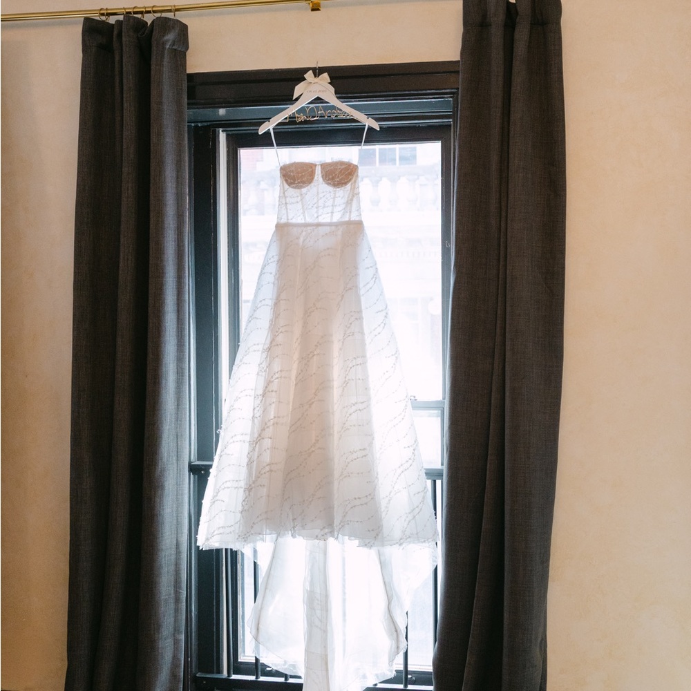 Mira Zwillinger Marvel
Elegant White Strapless Wedding Dress - Picture 1 of 16